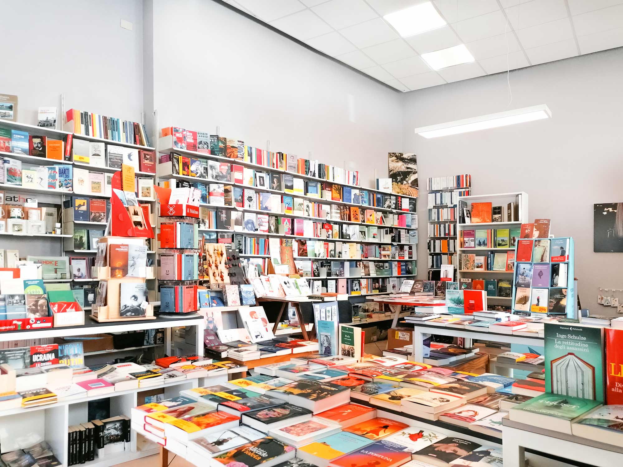 Foto-degli-interni-della-Libreria-Passaparola-a-Roma