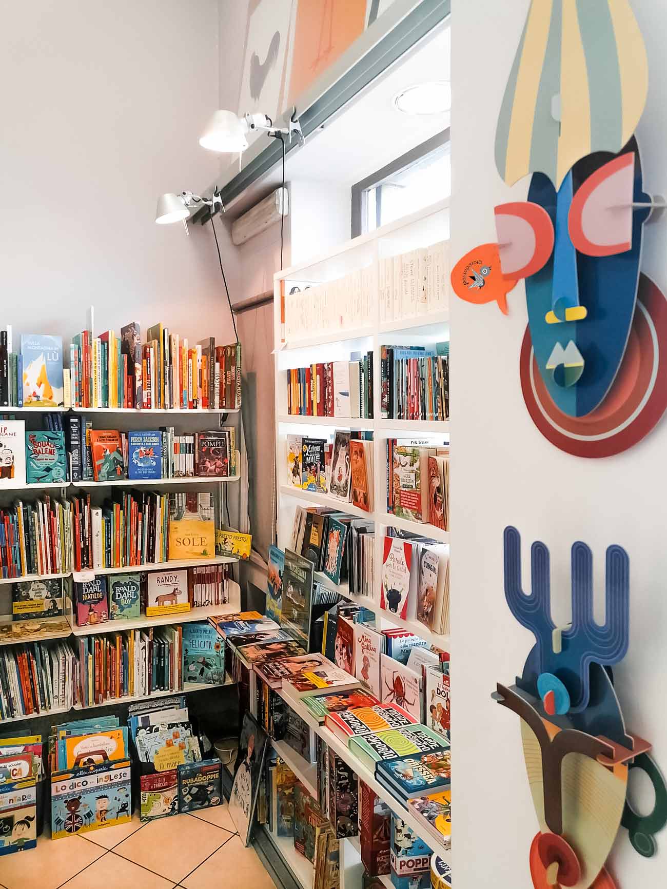 Foto-degli-interni-della-Libreria-Passaparola-a-Roma-le-maschere